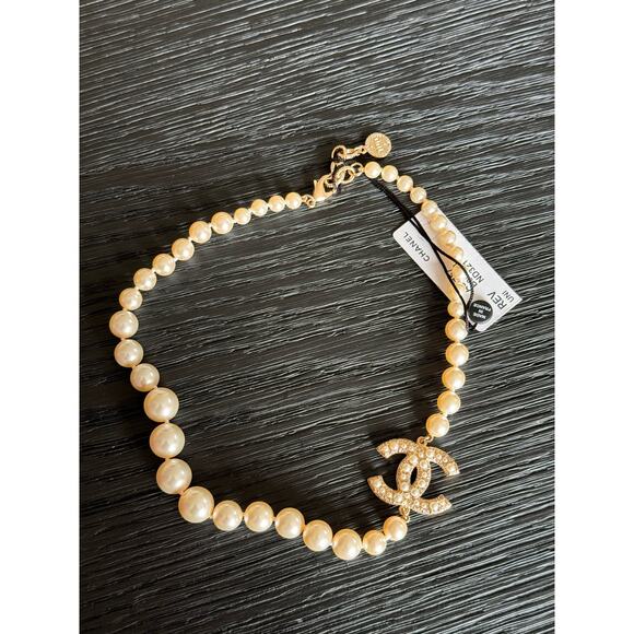 Chanel Authentic Faux Pearl Necklace with CC front emblem NWT - Picture 1 of 15